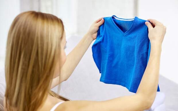 Вернуть истинный размер одежде можно, если растянуть мокрую вещь и высушить ее на горизонтальной поверхности. / Фото: shkolazhizni.ru