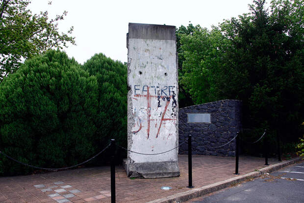 Осколки Берлинской стены в разных странах мира