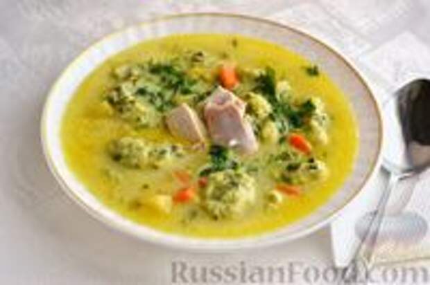 Фото к рецепту: Куриный суп со сметаной и манными клёцками со шпинатом