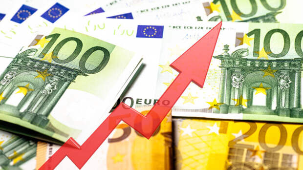 Курс евро поднялся выше ста рублей впервые с 19 апреля