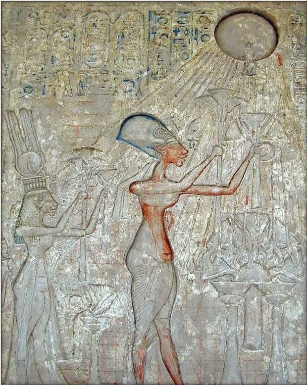 Фараон Ахенатен со своей семьей совершает подношения богу солнца Атону
