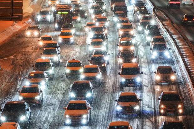 Москва к вечеру встала в 8-балльные пробки из-за метели