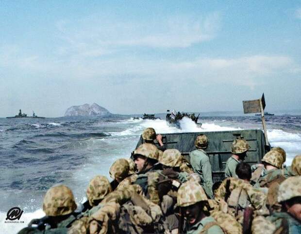 Высадка американских войск на Иводзиме. На горизонте гора Сурибати. Фото из открытых источников.