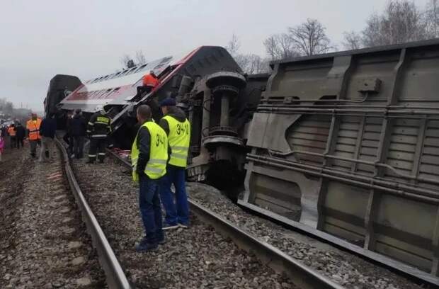 Очевидец описал место схода поезда под Ульяновском словами «просто нет куска рельсов»