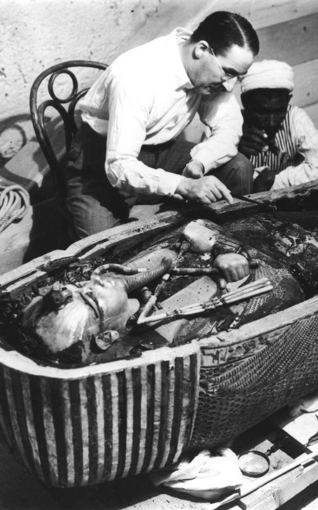 Говард Картер – английский археолог, исследует открытый саркофаг Тутанхамона