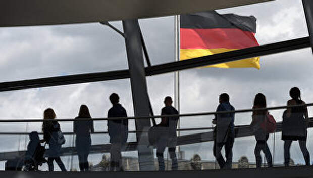 Посетители в здании рейхстага в Берлине, Германия. Архивное фото