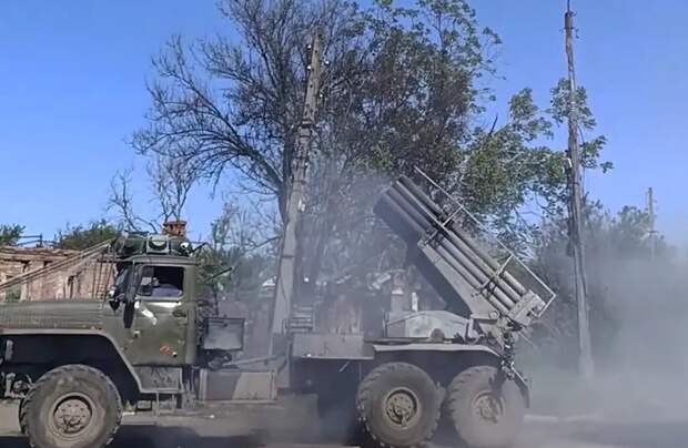 Российская армия в Сумской области наступает под залпы ракет и артиллерии: с