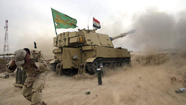 Военнослужащий иракской армии во время обстрела боевых позиций Исламского государства в Мосуле