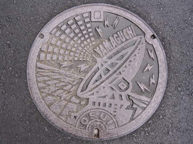 Необычные крышки люков на дорогах в Японии