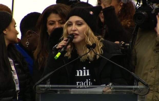 Советник Трампа назвал Мадонну фашистом и призвал арестовать певицу