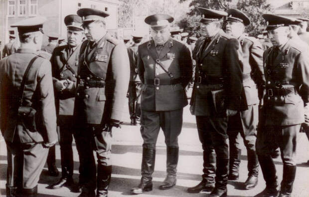 Максим Галкин* получил порцию нелестных комментариев после обысков у старшего брата Дмитрия. Он заявил, что "счастлив", и закрыл комментарии.-4