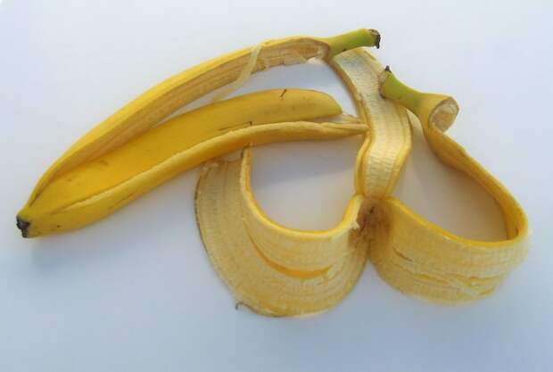 Банановую кожуру можно высушить или приготовить настой. / Фото: uprls.ru