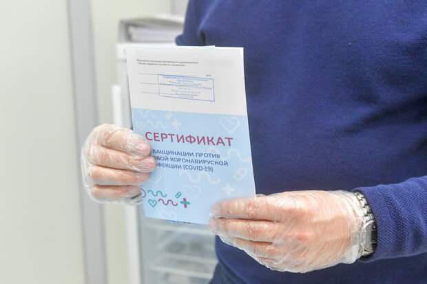 Врач рассказал о влиянии вакцины от COVID на людей с онкологией