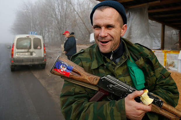 A pro-Russian rebel guards at the checkpoint outside of the town of Gorlovka northeast of Donetsk December 14, 2014. REUTERS/Maxim Shemetov (UKRAINE - Tags: CIVIL UNREST CONFLICT) - RTR4HYX9