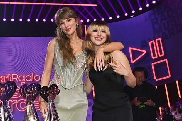 Алиса Лью вручила награду Тейлор Свифт на музыкальной премии iHeartRadio Music Awards