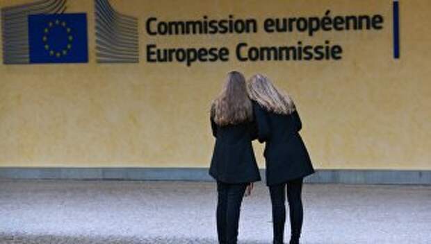 Логотип Евросоюза на здании штаб-квартиры Европейской комиссии в Брюсселе