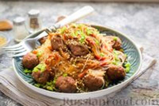Фото к рецепту: Фунчоза с овощами и мясными фрикадельками