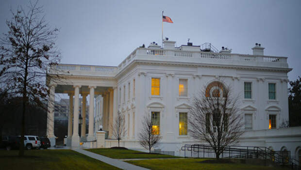 Здание Белого дома в Вашингтоне, США. Архивное Фото.