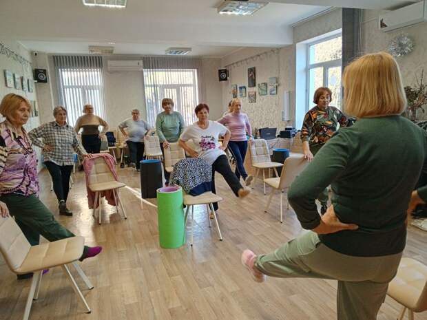 Алуштинским пенсионерам рассказали о бодрости духа и порекомендовали играть в дартс