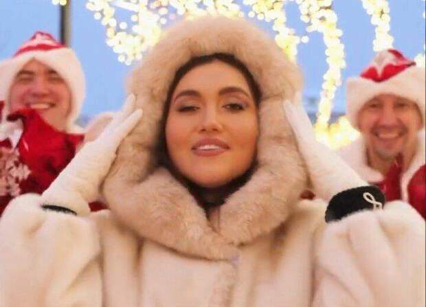 Зәринә Хәсәншинадан яңа җыр: «Өмет-бәхеткә күмелсен туасы Яңа еллар...»