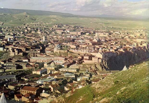 Вид на Тбилиси из церкви святого Давида, 1910 год. (Prokudin-Gorskii Collection/LOC) империя., путешествия, цветное фото