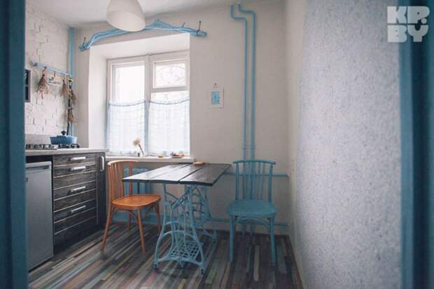 Кухонный стол Саша смастерил из швейной машинки и обычных досок, покрасив их краской и тушью. 