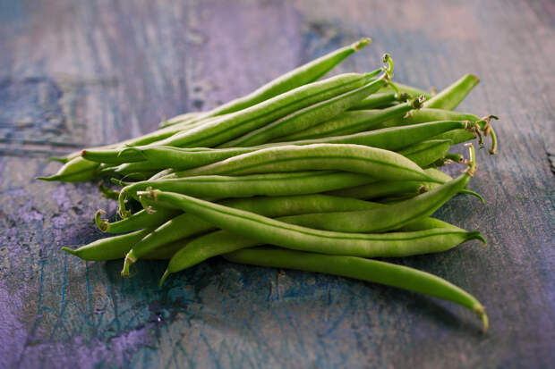Green beans on wooden cutting board