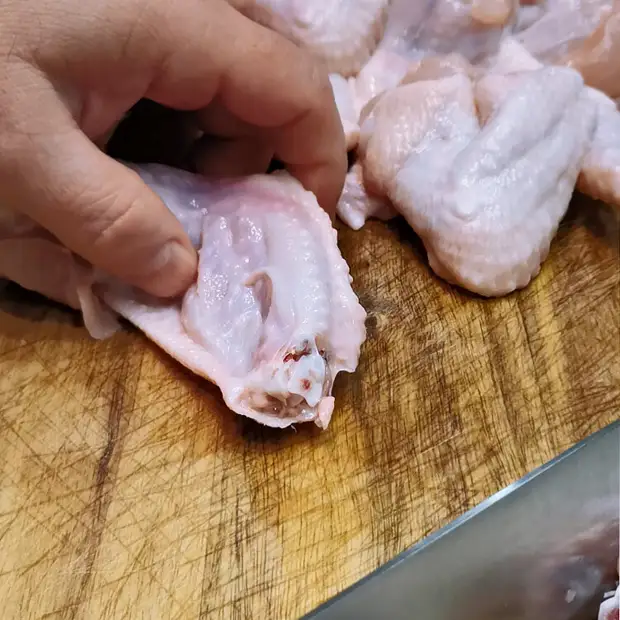 Такие крылышки у нас съедаются без остатка. Способ хоть и простой, а получается всегда вкусно