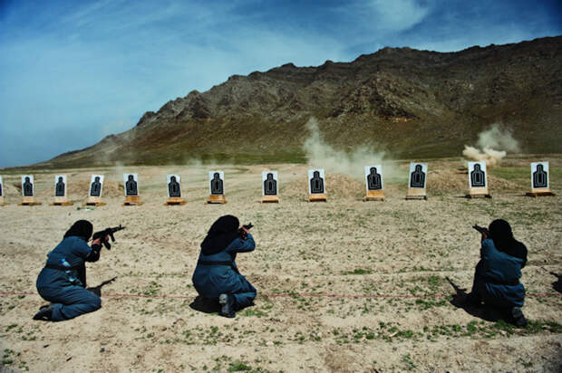 Lynsey Addario "Женщины-полицейские в окрестностях Кабула" выставки, женщины-фотографы, путешествия