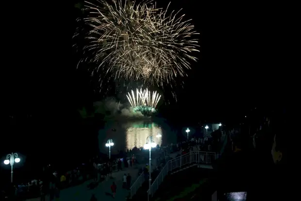 В Барнауле состоялся праздничный салют над Обью. Фото и видео