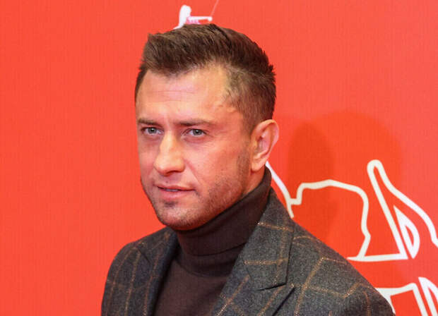 Улетевший в Африку Прилучный занялся озвучкой местных пингвинов