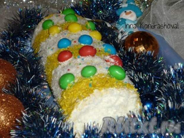 Украсить рулет в виде хлопушки кокосовой стружкой и конфетами M&M'S.