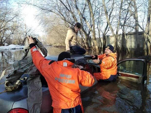 В Сибири сотрудники МЧС спасли девушку, автомобиль которой утонул в луже