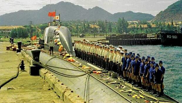 Атомная подводная лодка проекта 671 у пирса в Камрани, Вьетнам