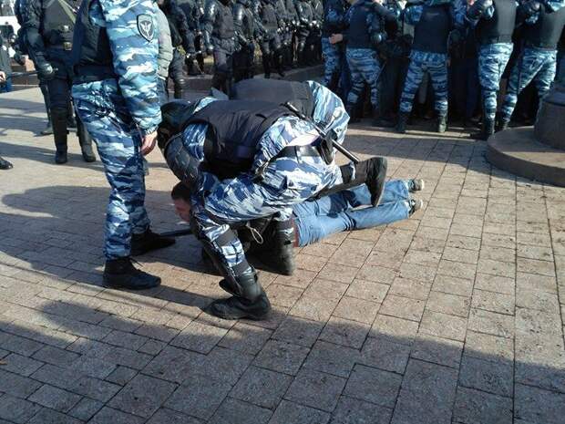 ВАЖНО: СКР возбудил дело о  нападении на полицейского во время сегодняшних акций в Москве (ВИДЕО)