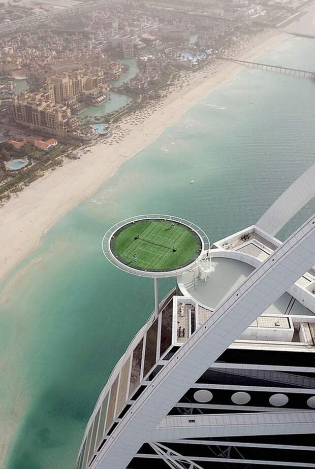 12. Да, ваши глаза вас не обманывают! Это самый высочайший теннисный корт на вершине 4-ого по высоте отеля "Бурдж аль-Араб" в Дубаи акрофобия, высоко, красиво, страхи, фото, экстрим