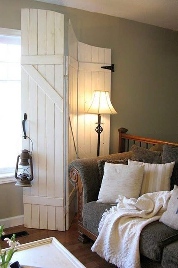 Фотография: Гостиная в стиле Кантри, Малогабаритная квартира, Квартира, Советы, Бежевый, Бирюзовый, Зонирование, как зонировать комнату, как зонировать однушку, как зонировать однокомнатную квартиру – фото на InMyRoom.ru