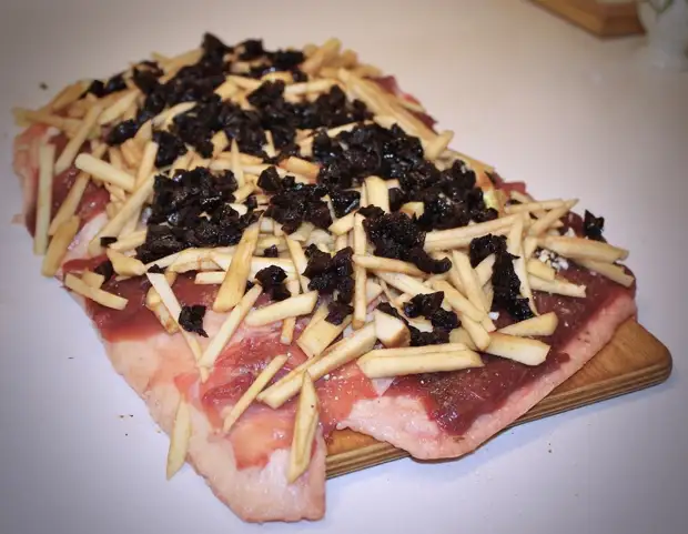 Утка. Рулет с яблоками и черносливом