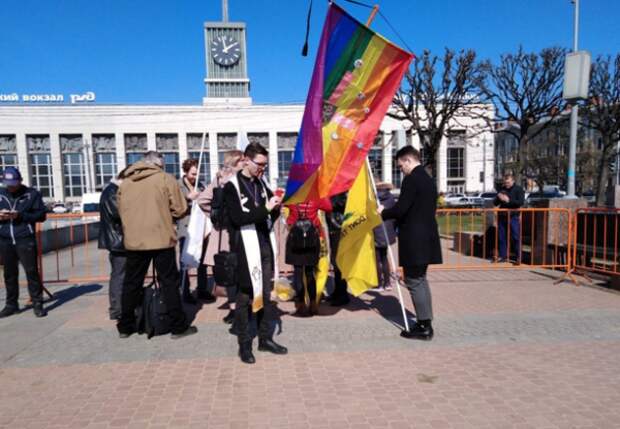 Почему Вишневский все митинги превращает в гей-парады?