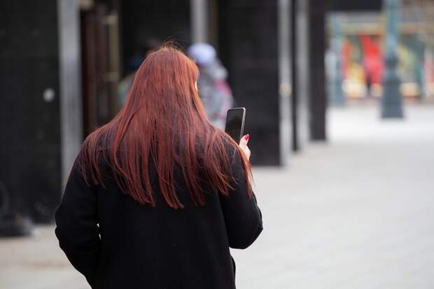 Женщины чаще мужчин теряют деньги из-за мошенников, показало исследование ЦБ