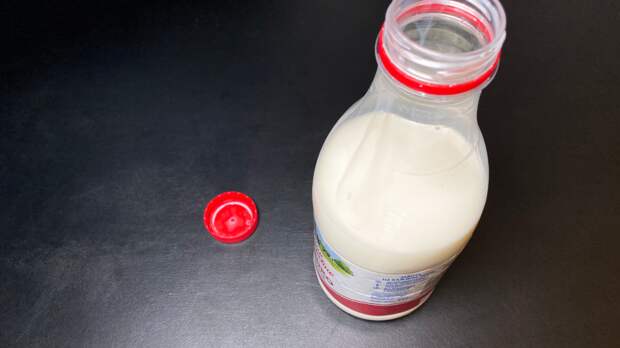 Свежесть молока зависит от условий хранения не только в нашем холодильнике, но и на складе, в транспорте, в магазине. Его могут испортить за любом этапе цепи.