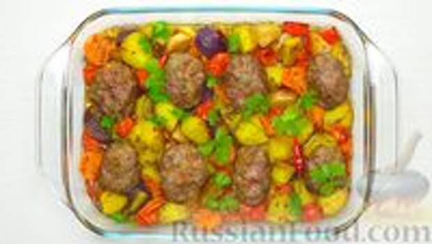 Фото к рецепту: Мясные котлеты, запечённые в духовке с овощами