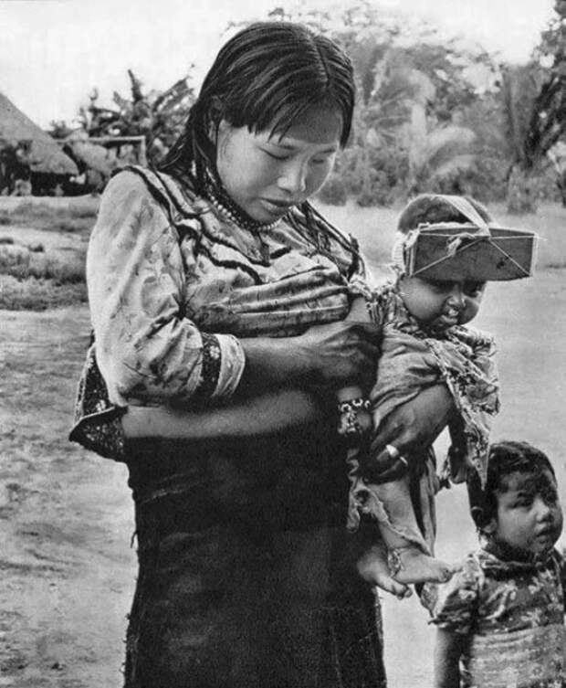 Женщина и ребенок из Укаяли, Перу. У ребенка на голове устройство, которое сплющивает его голову. | Фото: pinterest.com.