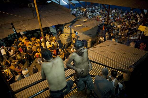 Внутри одной из наиболее опасных и переполненных тюрем Гондураса