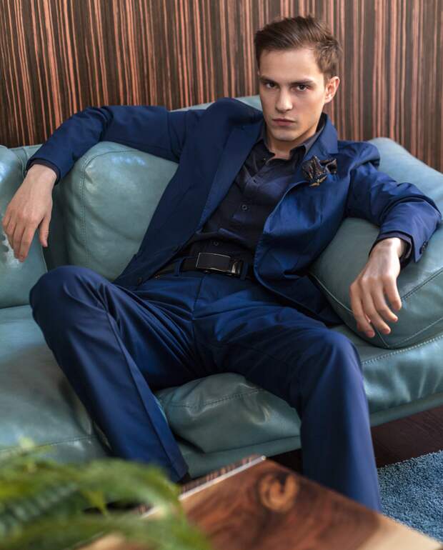 Костюм, Aeronautica Militare; рубашка, GUESS; шелковый платок, Zara; ремень, BRIONI Костюм, Aeronautica Militare; рубашка, GUESS; шелковый платок, Zara; ремень, BRIONI