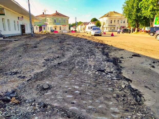 В древнем городе Тверской области вскрыли асфальт и нашли старинную мостовую