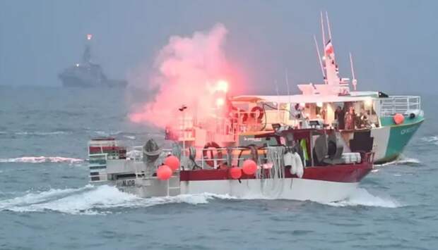 Французские рыбацкие суда протестуют у британских берегов – Лондон отправил военный флот