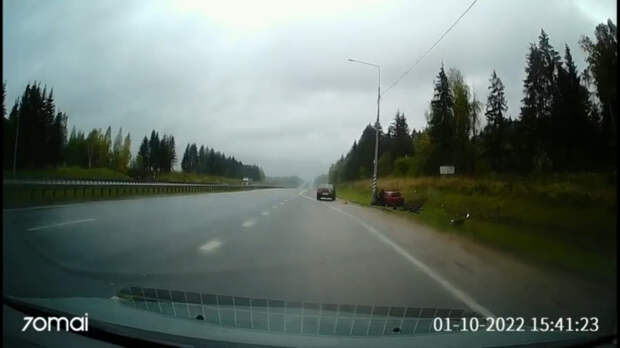 В Смоленской области легковушка вылетела с дороги после необдуманного манёвра