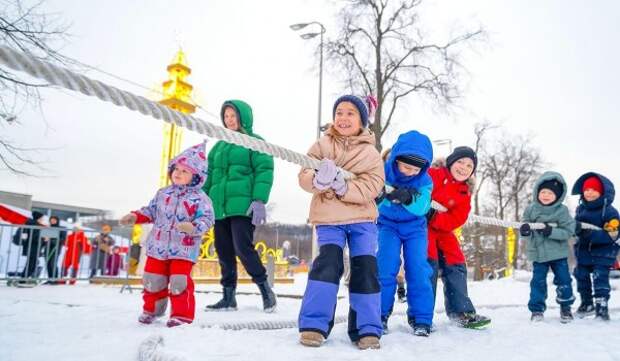 Москвичи построят снежную крепость и сыграют в гольф-хоккей в «Лужниках»