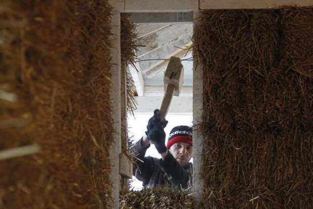Владикавказский бизнесмен построил себе дом из соломы	